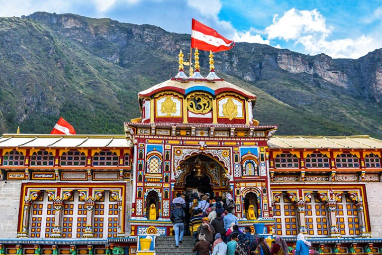 Badrinath Dham Yatra Guide 2026 – Badrinath Temple with Alaknanda River and Nar Narayan mountains in Chamoli, Uttarakhand.