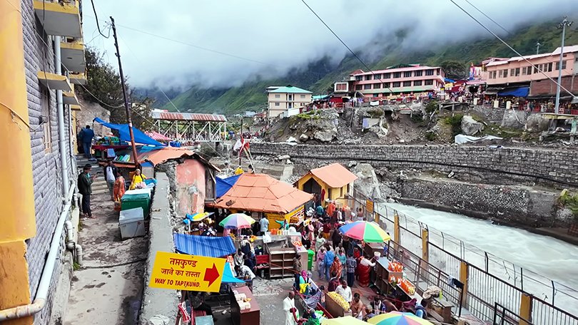 Tapt Kund: Holy hot water spring for ritual bath before entering Badrinath Temple – Badrinath Dham Yatra Guide 2026/ तप्त कुंड.