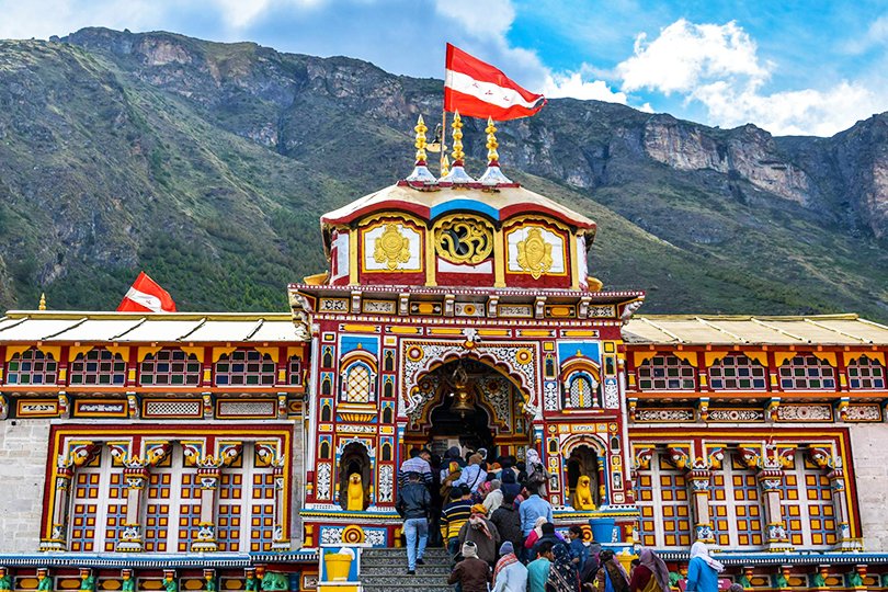 Badrinath Dham Yatra Guide 2026 – Badrinath Temple with Alaknanda River and Nar Narayan mountains in Chamoli, Uttarakhand.
