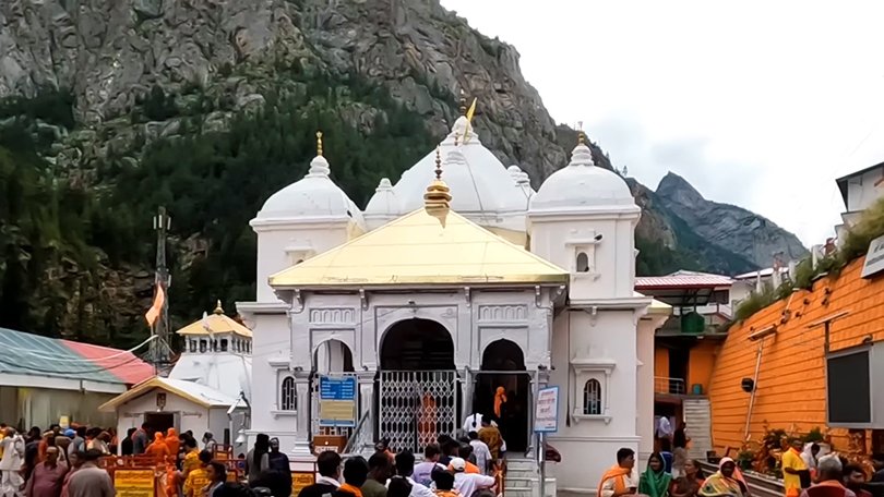 Gangotri Temple with devotees during Gangotri Dham Yatra 2026 in Uttarakhand