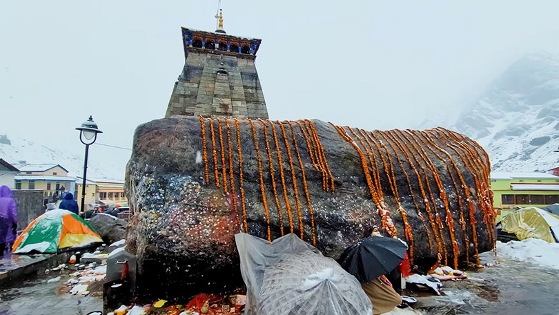 “Bhimashila rock behind Kedarnath Temple that protected the shrine during 2013 floods – spiritual landmark in Kedarnath Dham Yatra Guide 2026”