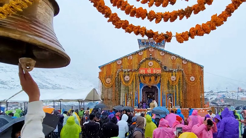 “Panoramic view of Kedarnath Temple in Rudraprayag, Uttarakhand with surrounding mountains – Kedarnath Dham Yatra Guide 2026"