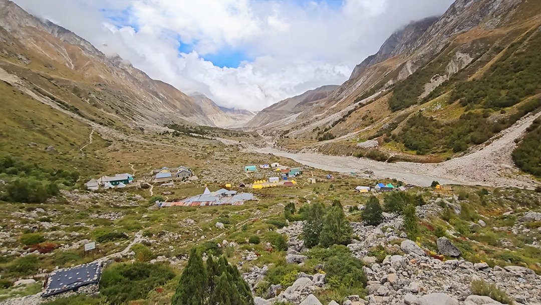 Chirbasa to Bhojwasa with panoramic views of Bhagirathi peaks, an important segment of the Gaumukh Tapovan trek guide.