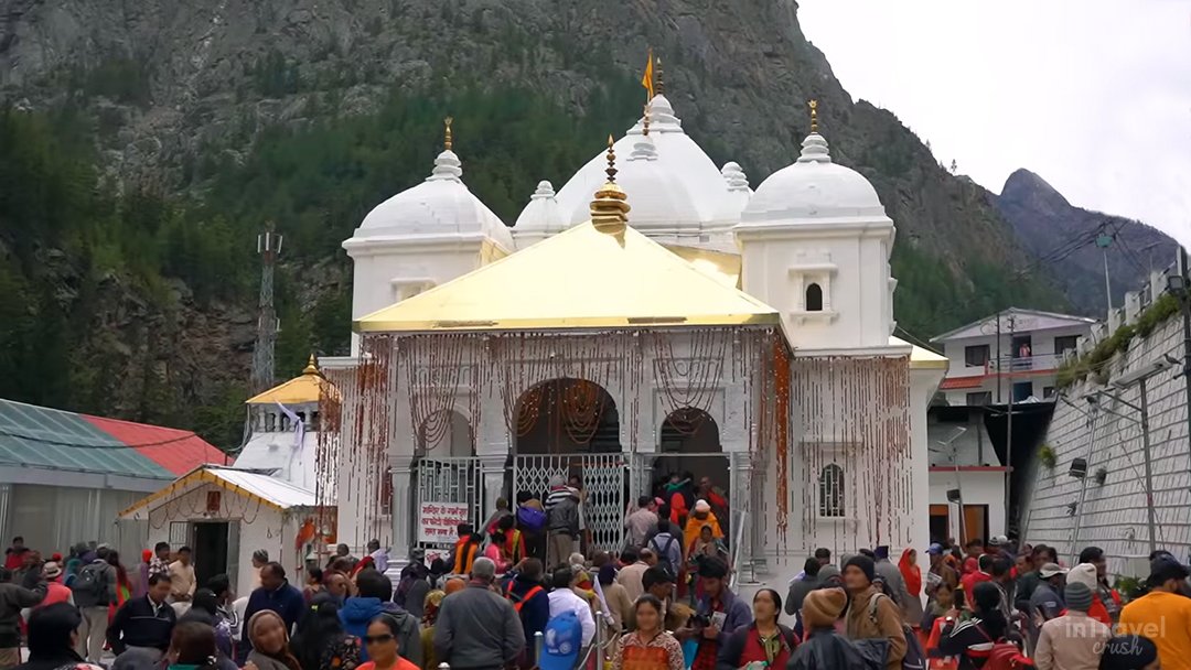 Trekkers arriving at Gangotri town, the starting point of Kedar Tal Trek Guide 2026, surrounded by pine forests and views of Bhagirathi peaks.
