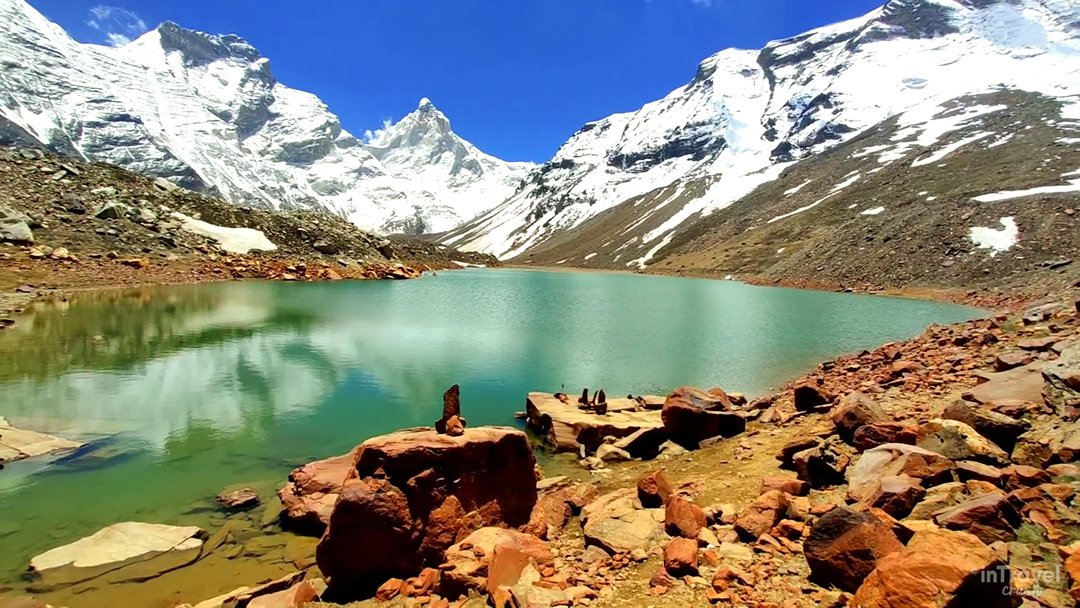 Kedar Tal Trek Guide 2026 – crystal-clear Kedar Tal lake with Thalay Sagar peak
