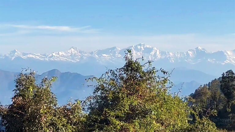 Khirsu Travel Guide – panoramic Himalayan snow peaks seen from Khirsu on a clear day.