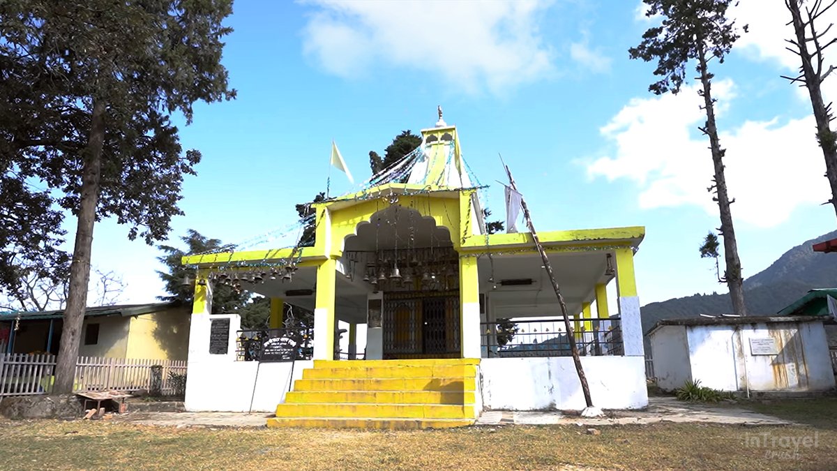 Khirsu Travel Guide – Ghandiyal Devta Temple surrounded by greenery with peaceful mountain views.