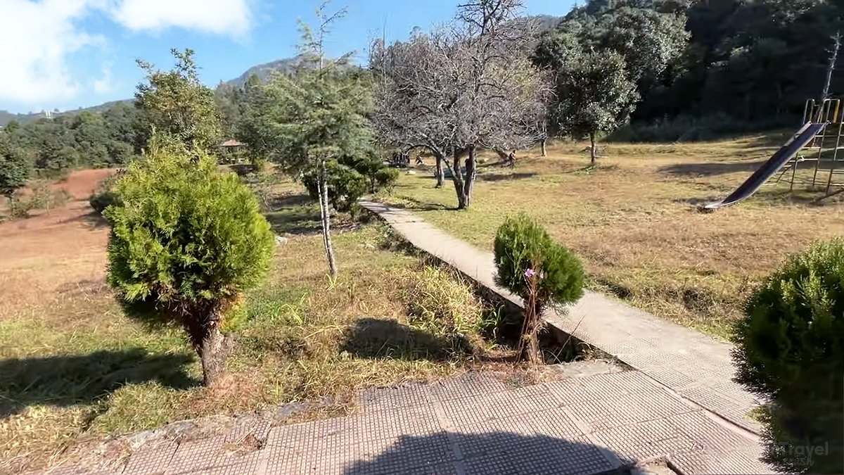 Khirsu Travel Guide – Nature Park Khirsu with walking paths, trees, and relaxing natural surroundings.